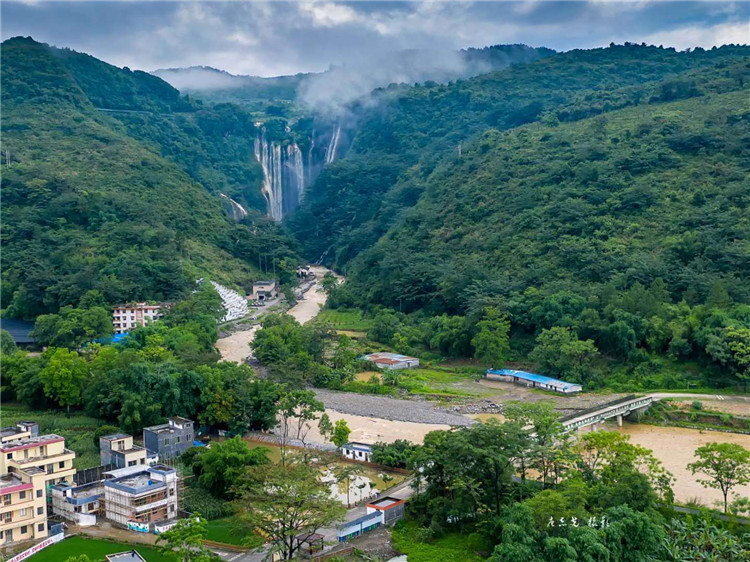 高村村，依山畔水，風(fēng)景秀麗。資料圖.jpg