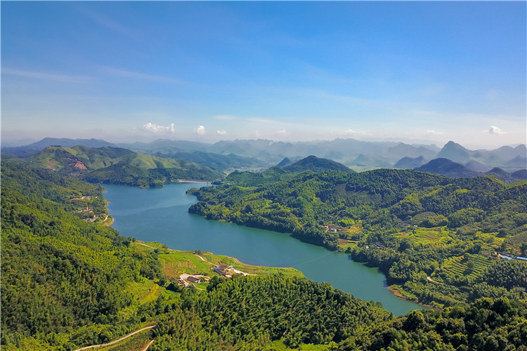 陽山大崀茶坑水庫，綠如翡翠。（通訊員供圖） .jpg